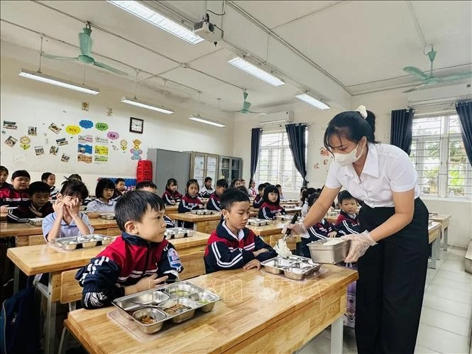 Học sinh Trường Tiểu học Chi Đông (xã Quang Minh) ăn bán trú. Ảnh minh họa: Nguyễn Cúc/TTXVN