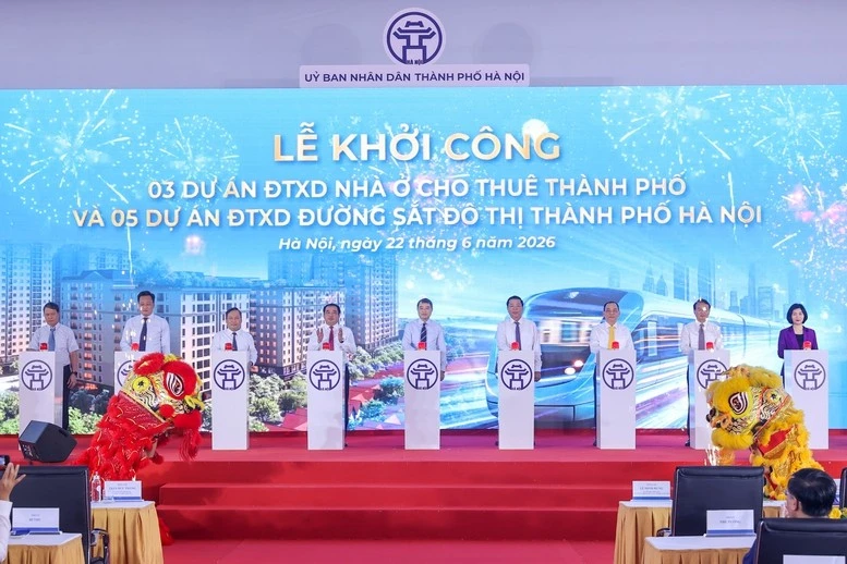 Thủ tướng Chính phủ Lê Minh Hưng và các đại biểu ấn nút khởi công 5 tuyến đường sắt đô thị và 3 dự án nhà ở cho thuê trên địa bàn Hà Nội.