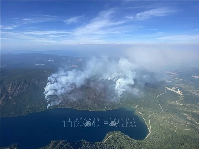 Khói bốc lên từ một đám cháy rừng tại British Columbia, Canada.