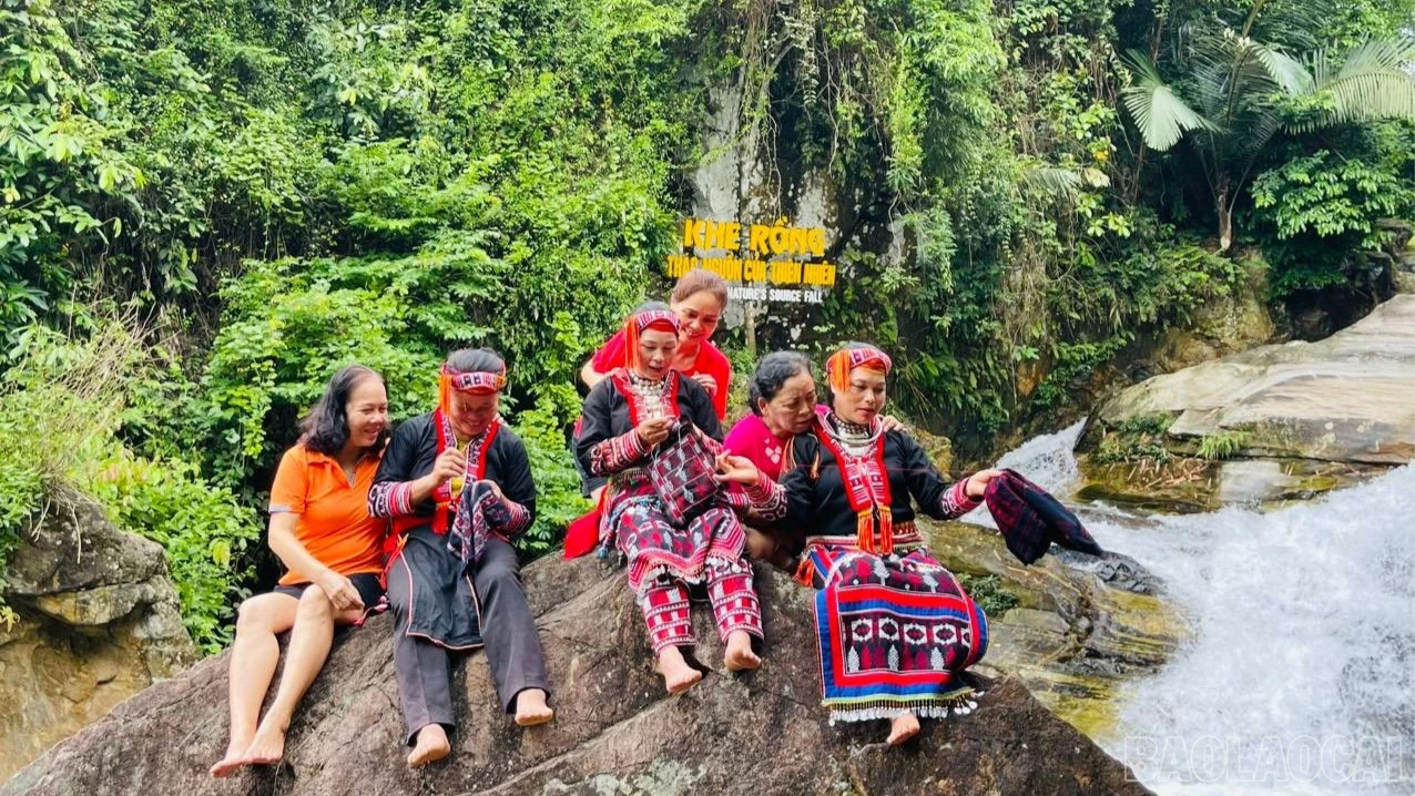 baolaocai-br_br-den-thac-khe-rong-du-khac-duoc-hoa-minh-trong-nhung-net-dep-van-hoa-cua-dong-bao-dao-do.jpg