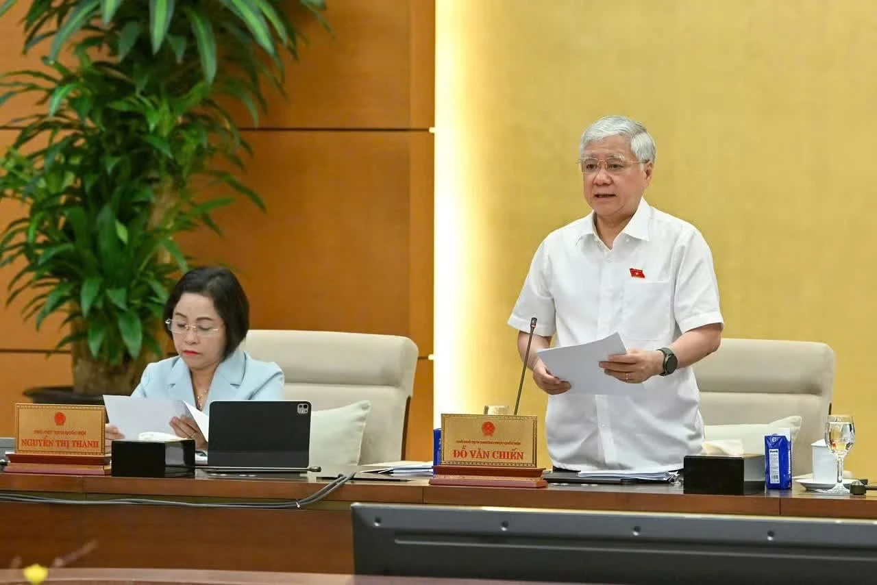 Phó Chủ tịch Thường trực Quốc hội Đỗ Văn Chiến phát biểu tại phiên họp.