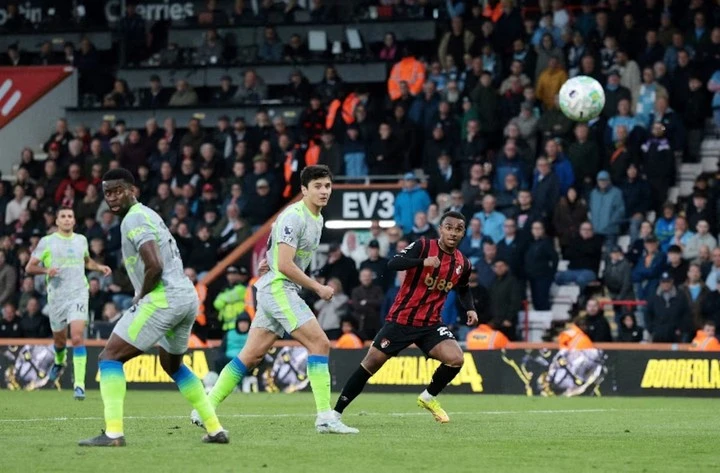 Trận Man City hoà Bournemouth giúp Arsenal chính thức lên ngôi vô địch.