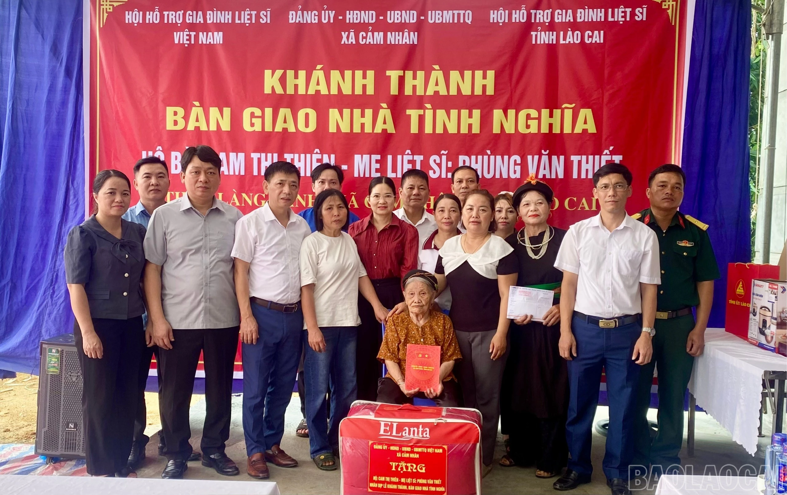 baolaocai-br_hoi-ho-tro-gia-dinh-liet-sy-tinh-va-cac-nha-tai-tro-trao-ho-tro-cho-gia-dinh-ba-cam-thi-thien-2-7967.jpg