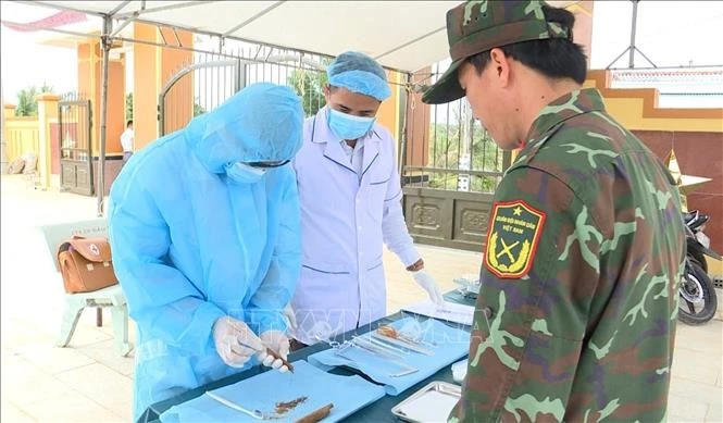 Từng công đoạn lấy mẫu hài cốt liệt sĩ tại Gia Lai được thực hiện cẩn trọng nhằm bảo đảm chất lượng phục vụ công tác xác định danh tính. Ảnh: Hoài Nam/TTXVN