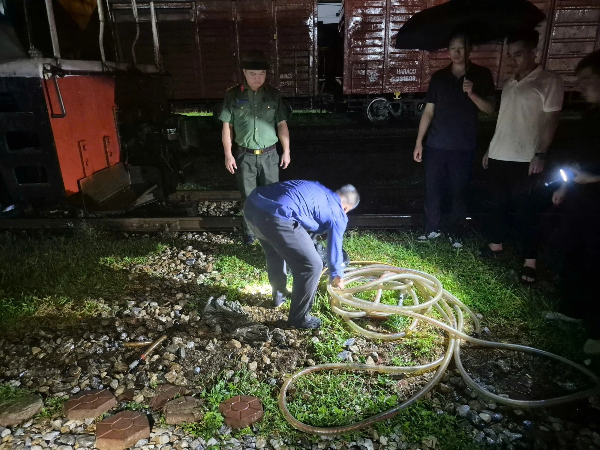 Cơ quan Công an bắt giữ Nguyễn Đình Kiên và các đối tượng trong lúc đang hút trộm hàng trăm lít dầu từ tàu D19E978 tại ga Vinh.