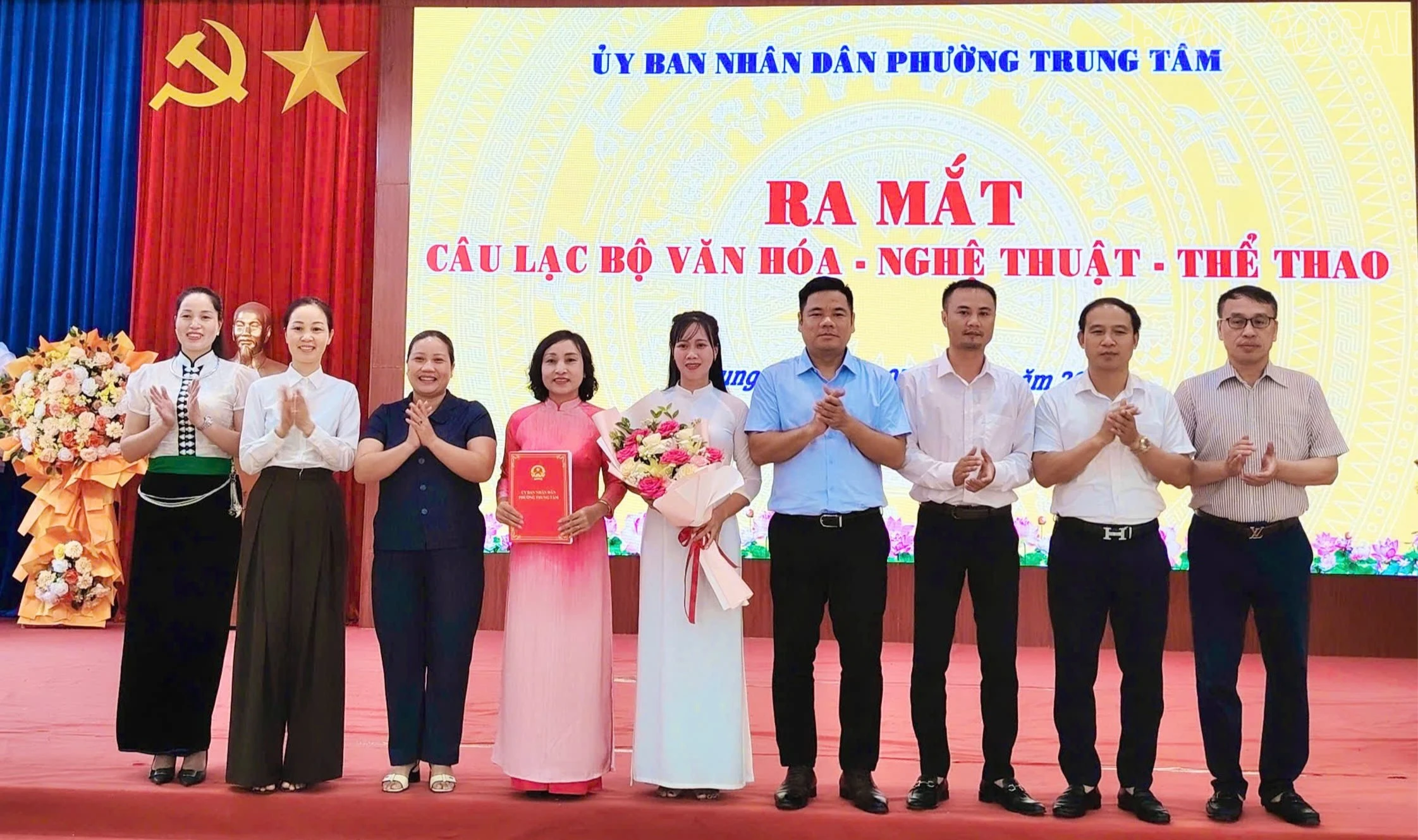 baolaocai-tr_lanh-dao-phuong-chuc-mung-ban-chu-nhiem-cau-lac-bo-1600.jpg