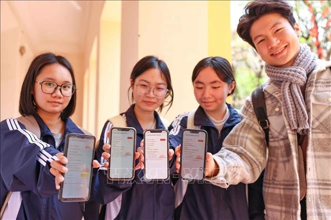 Cử tri là sinh viên sử dụng chức năng bầu cử Quốc hội khóa XVI trên VNeID xem nơi bỏ phiếu của mình.