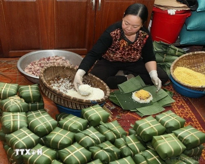 Gói bánh chưng.