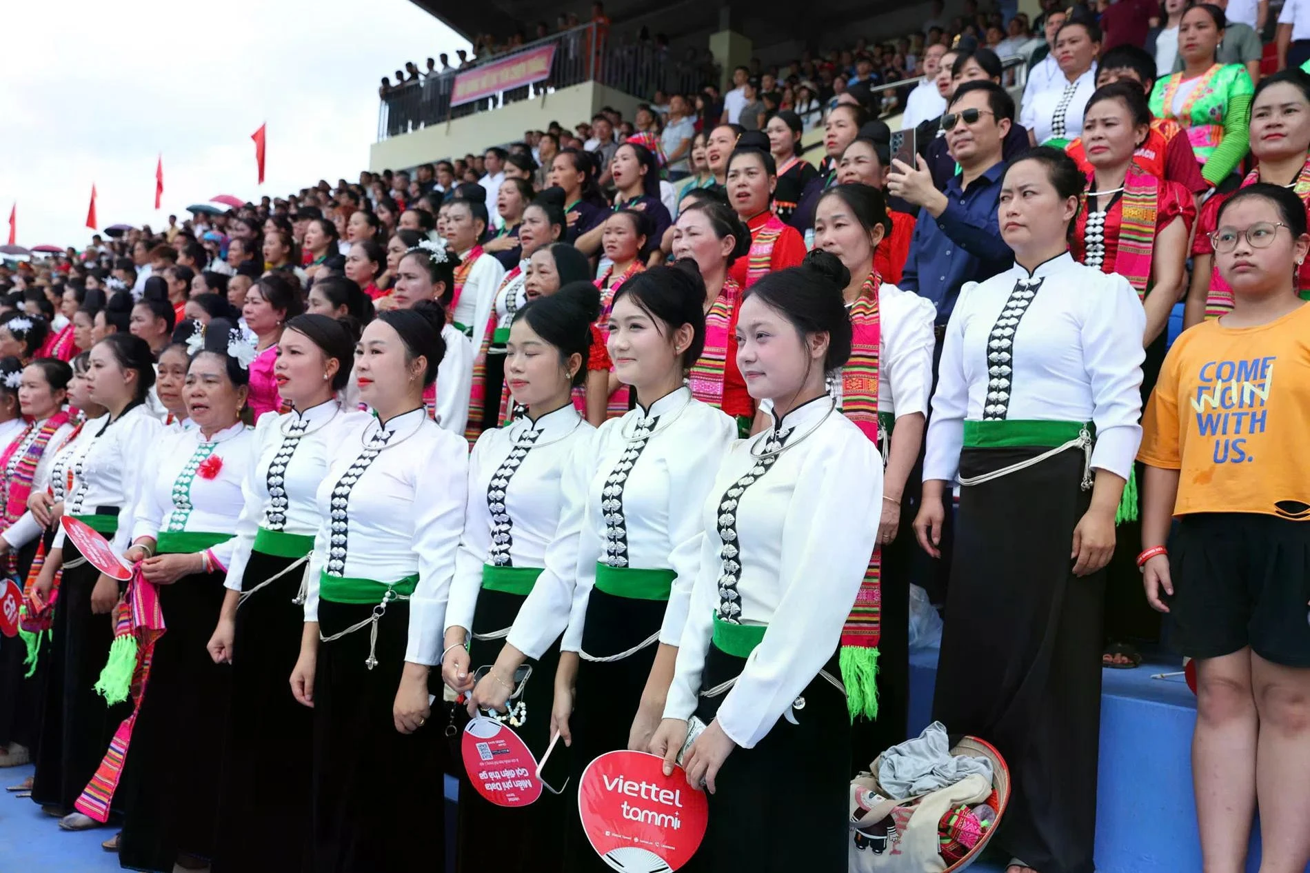 Khoảng 1,5 vạn cổ động viên tới sân cổ vũ hai đội. (Ảnh: Vietnamnet)