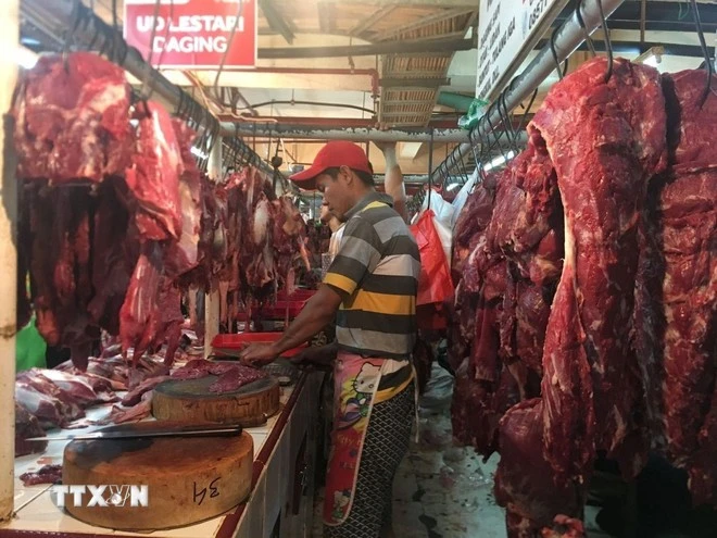 Thịt bò đầy ắp ở chợ truyền thống Majestik tại Jakarta.