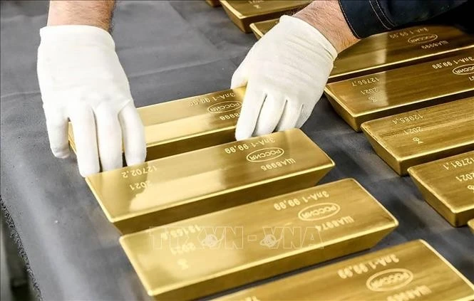 Vàng được trưng bày tại nhà máy Shchyolkovo của tập đoàn kim loại quý Yuzhuralzoloto, Nga. Ảnh: TASS/TTXVN