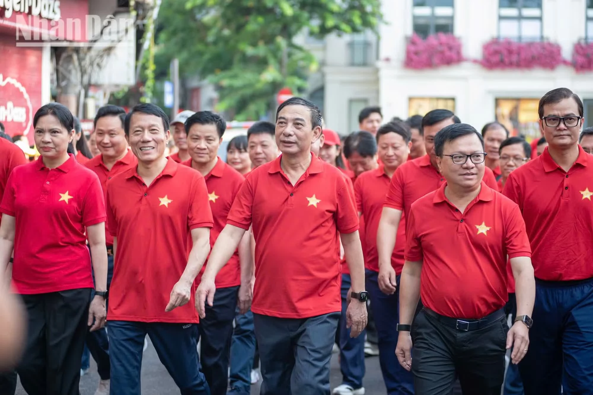 Các đại biểu tham gia đi bộ tại khu vực Hồ Hoàn Kiếm. (Ảnh: MINH DUY)
