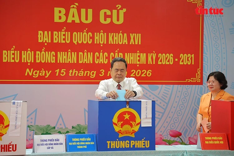 Chủ tịch Quốc hội, Chủ tịch Hội đồng Bầu cử quốc gia Trần Thanh Mẫn thực hiện quyền công dân tại khu vực bỏ phiếu số 14, xã Hóc Môn, TP Hồ Chí Minh.