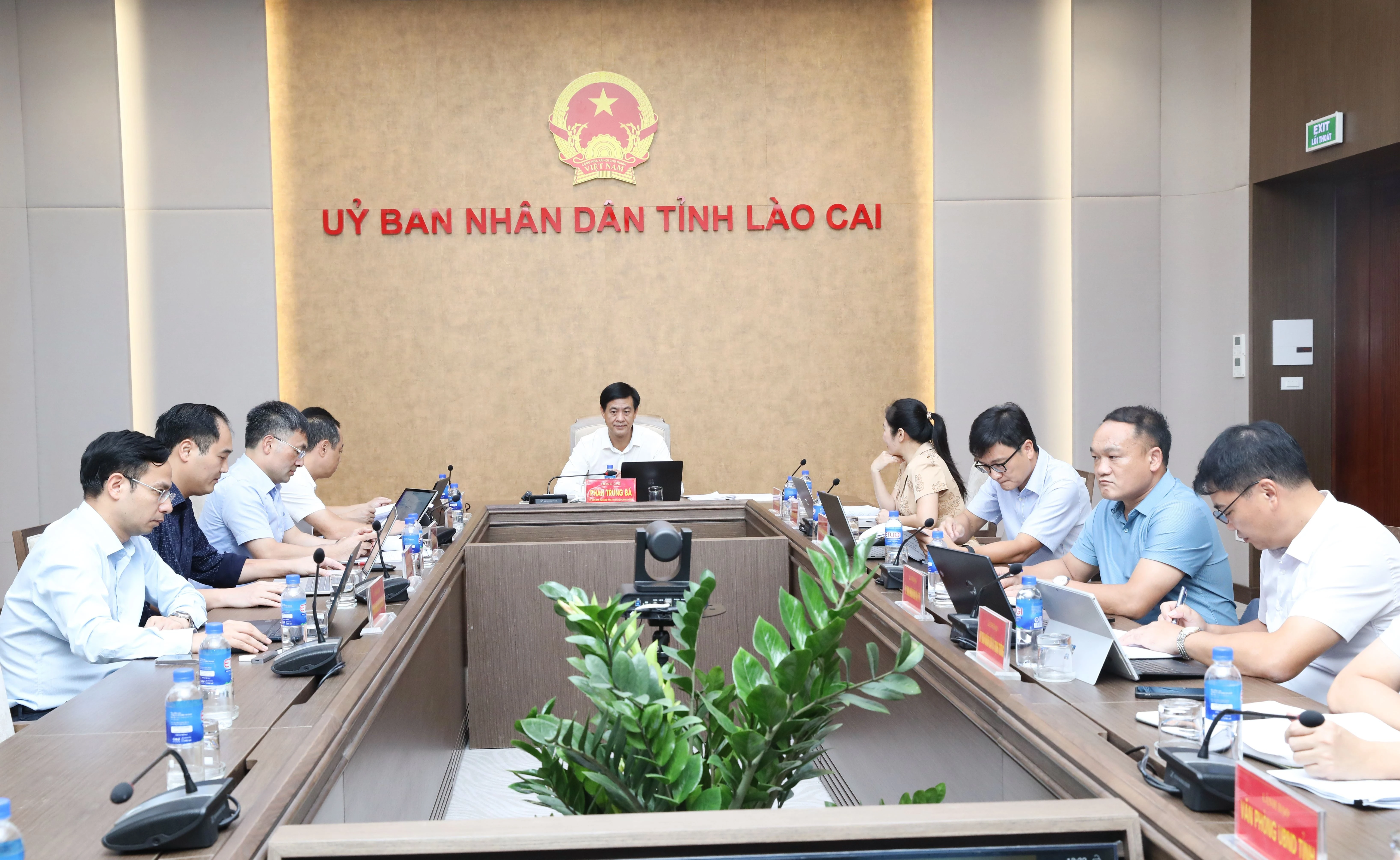 Đồng chí Phan Trung Bá - Phó Chủ tịch UBND tỉnh và các đại biểu dự Hội nghị tại điểm cầu Lào Cai.