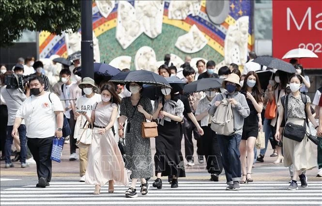 Người dân che ô tránh nắng nóng ở Tokyo, Nhật Bản.