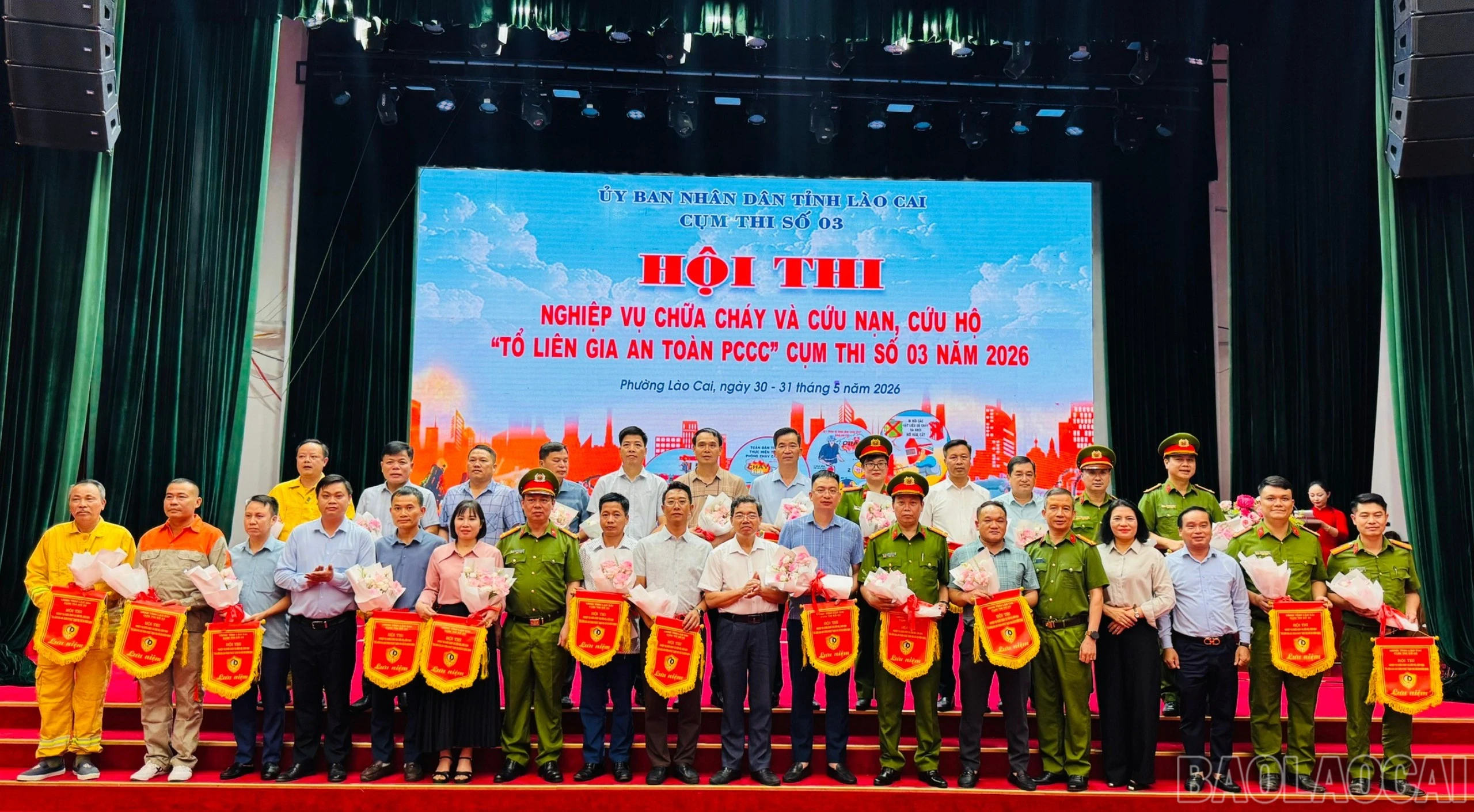 baolaocai-br_anh-5-ban-to-chuc-trao-co-va-chup-anh-luu-niem-cung-cac-doi-thi-8660.jpg