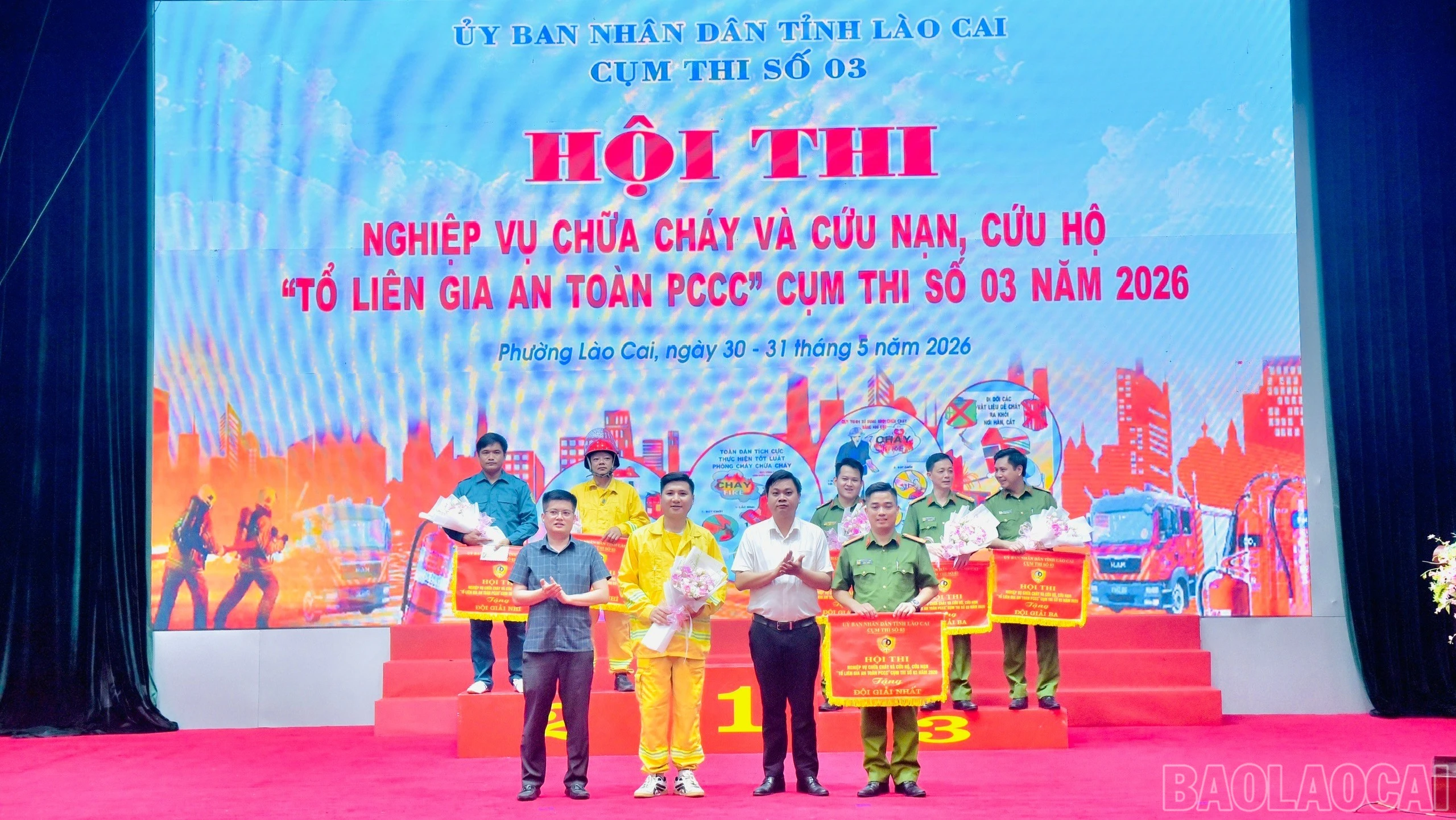 baolaocai-br_anh-10-ban-to-chuc-trao-giai-nhat-cho-doi-thi-phuong-lao-cai-4935.jpg