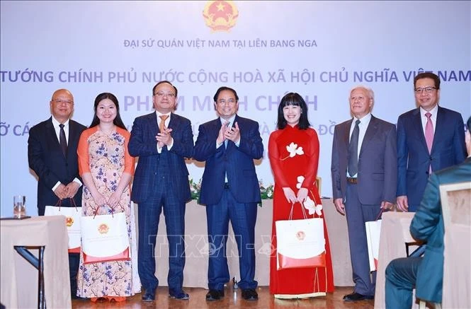 Thủ tướng Phạm Minh Chính tặng quà cho cộng đồng người Việt Nam tại Liên bang Nga.