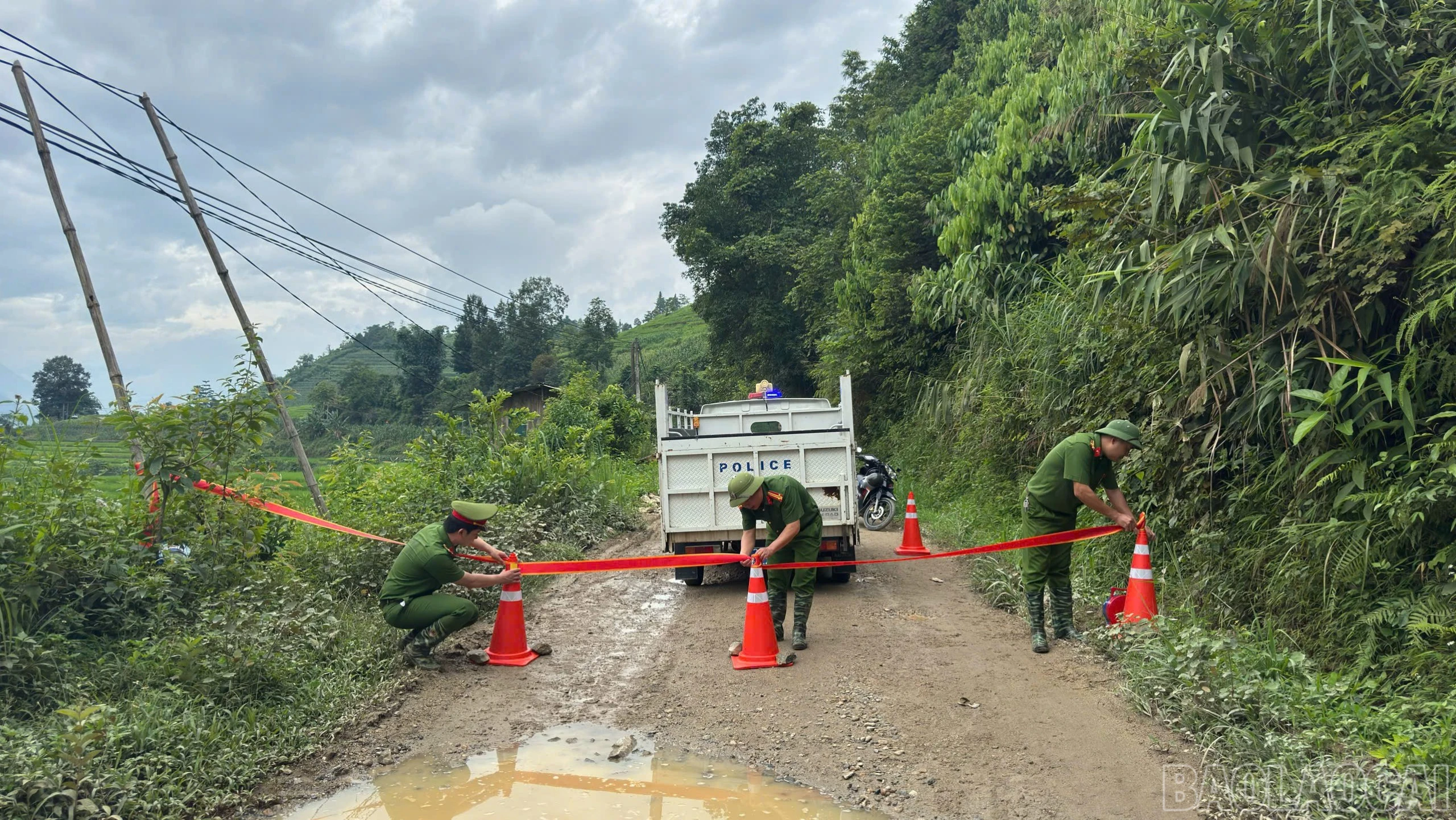 baolaocai-br_cong-an-xa-muong-bo-kip-thoi-lap-cac-chot-chan-canh-bao-nhan-dan-khong-di-chuyen-qua-tuyen-duong-co-nguy-co-sat-lo-140.jpg