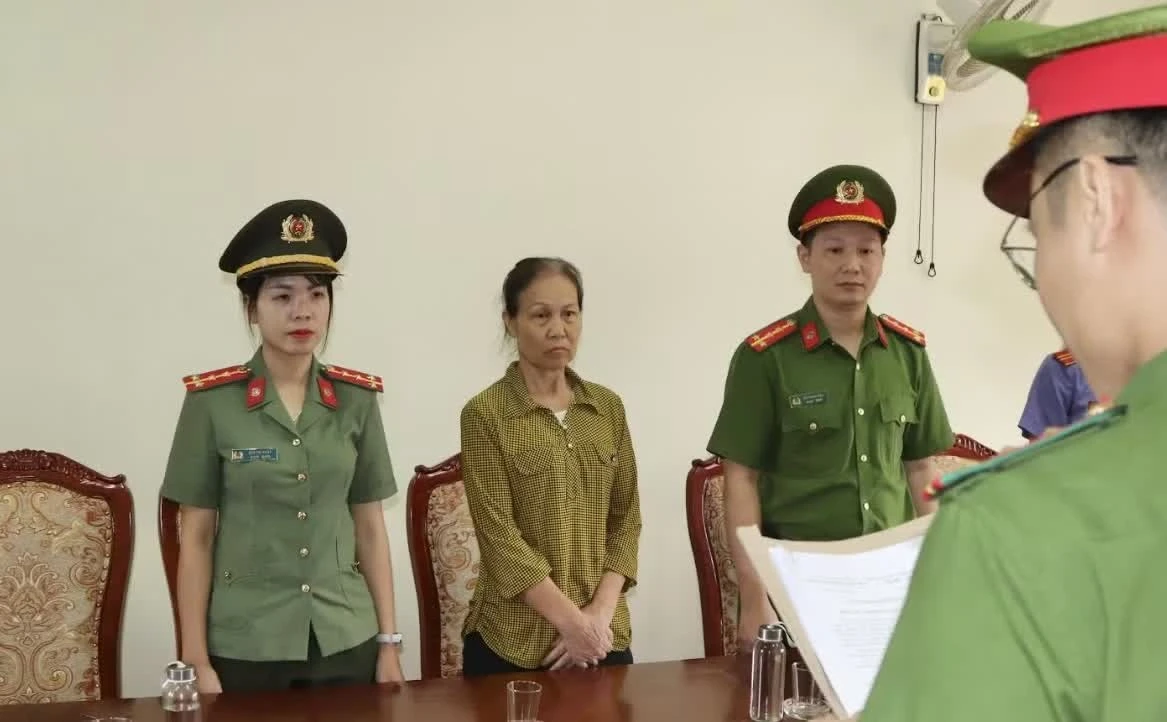 Công an tỉnh Sơn La tống đạt quyết định khởi tố bị can và thi hành lệnh cấm đi khỏi nơi cư trú đối với Tưởng Thị Hoè.