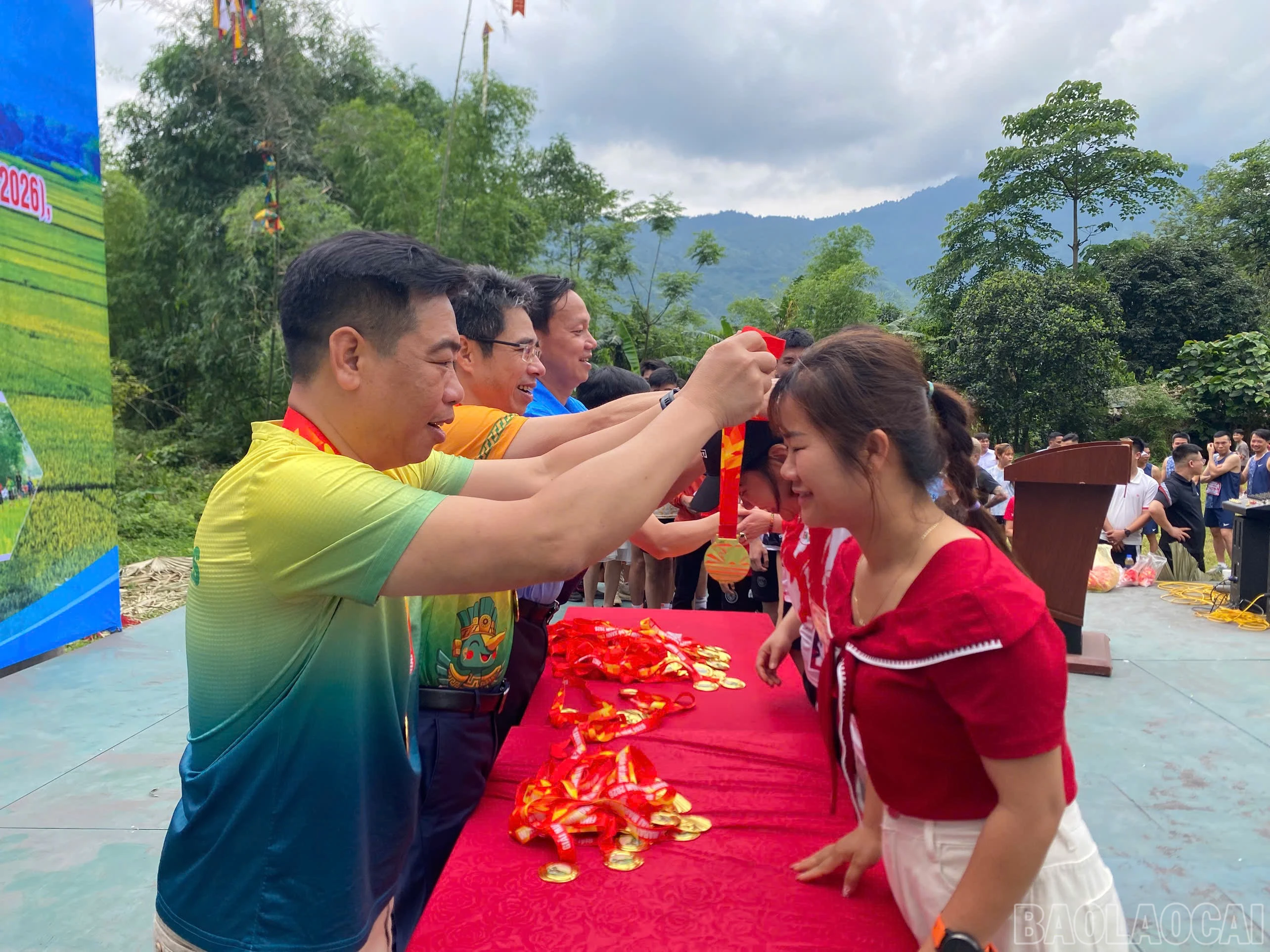 baolaocai-br_trao-ky-niem-chuong-cho-cac-van-dong-vien-3.jpg