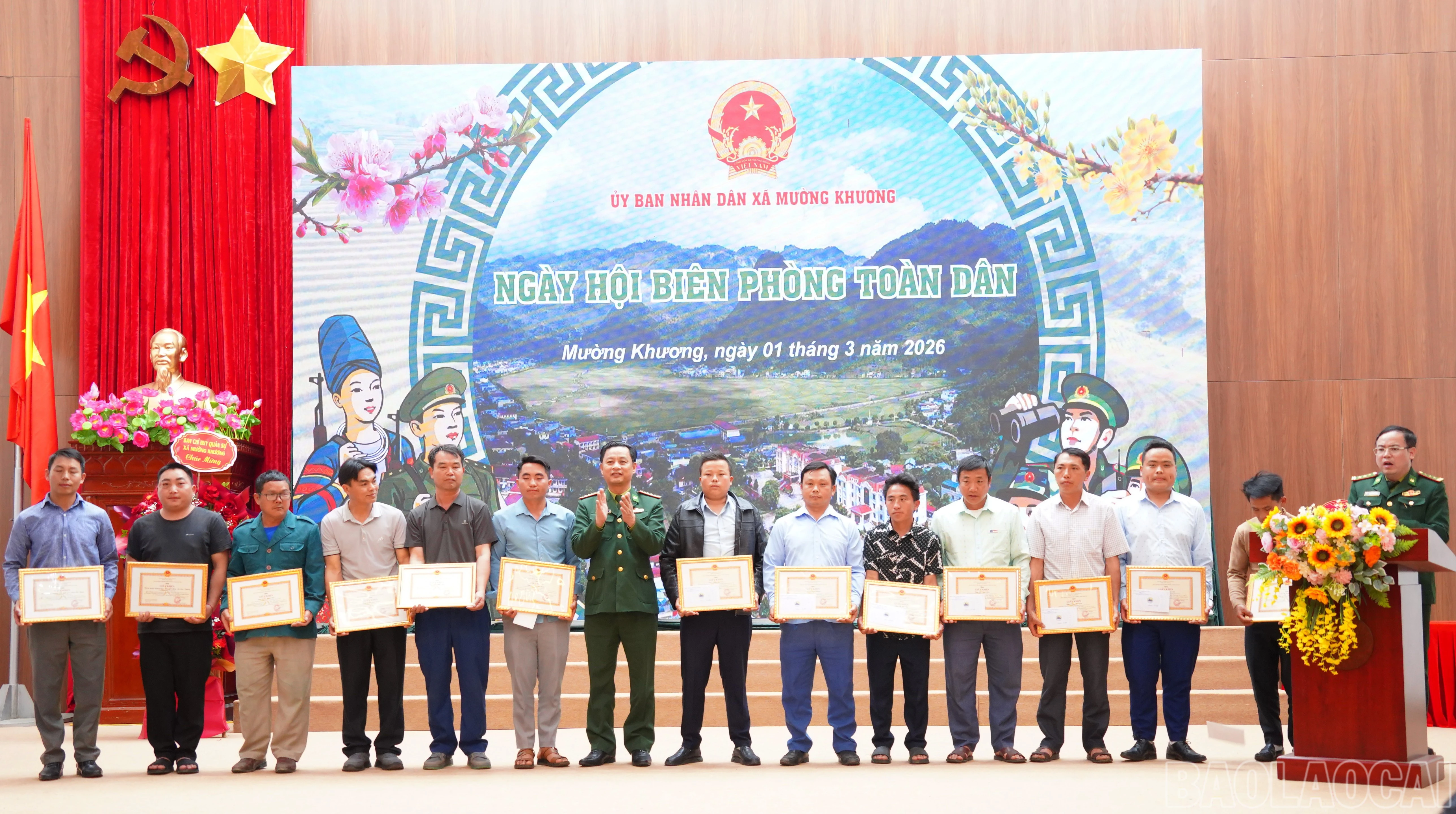 baolaocai-br_lanh-dao-ban-chi-huy-bo-doi-bien-phong-tinh-lao-cai-trao-giay-khen-cho-cac-tap-the-ca-nhan-cua-xa-muong-khuong-7561.jpg