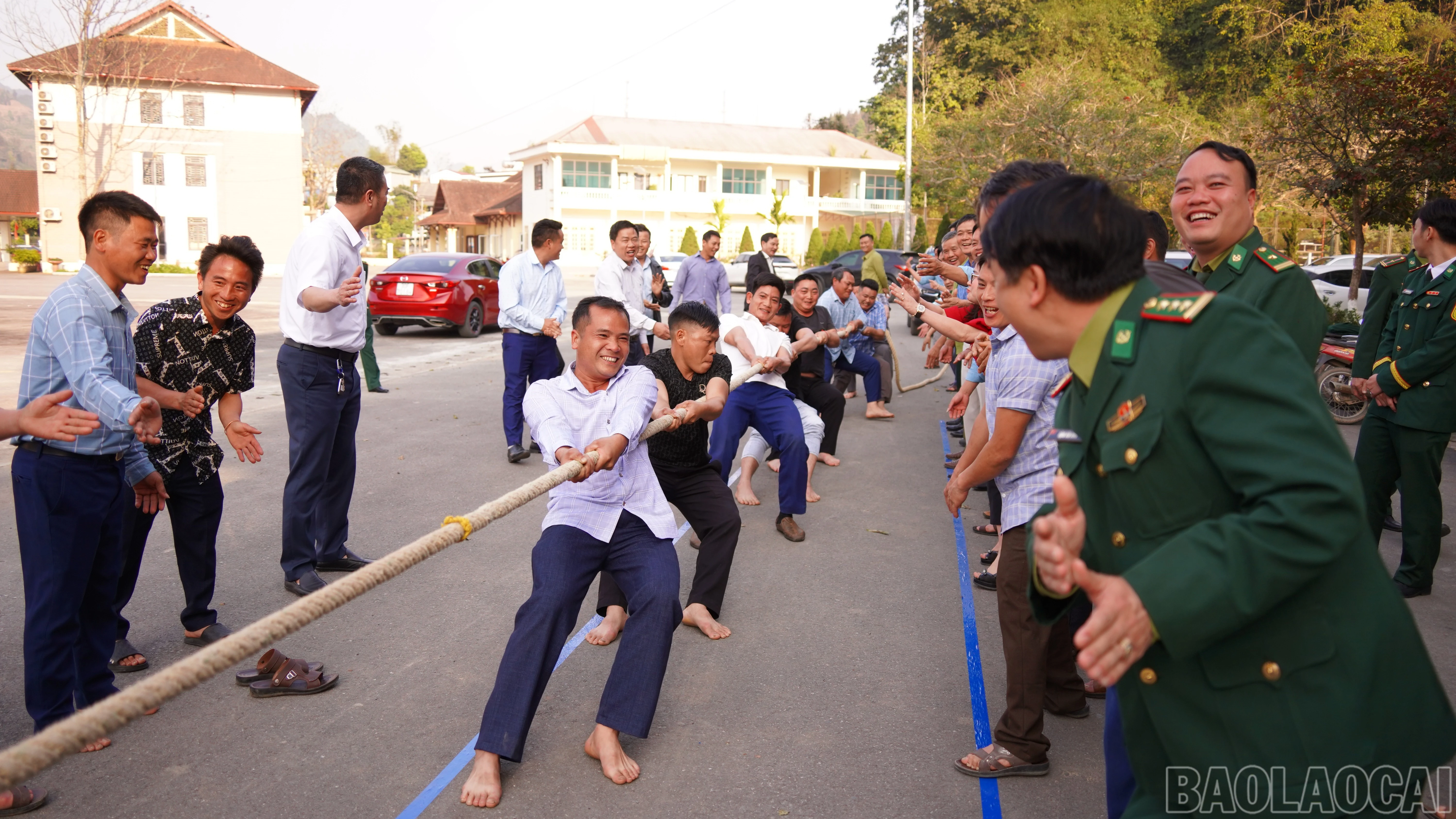 baolaocai-br_thi-keo-co-giua-doi-dai-dien-cac-thon-va-doi-can-bo-chien-si-bien-phong.jpg
