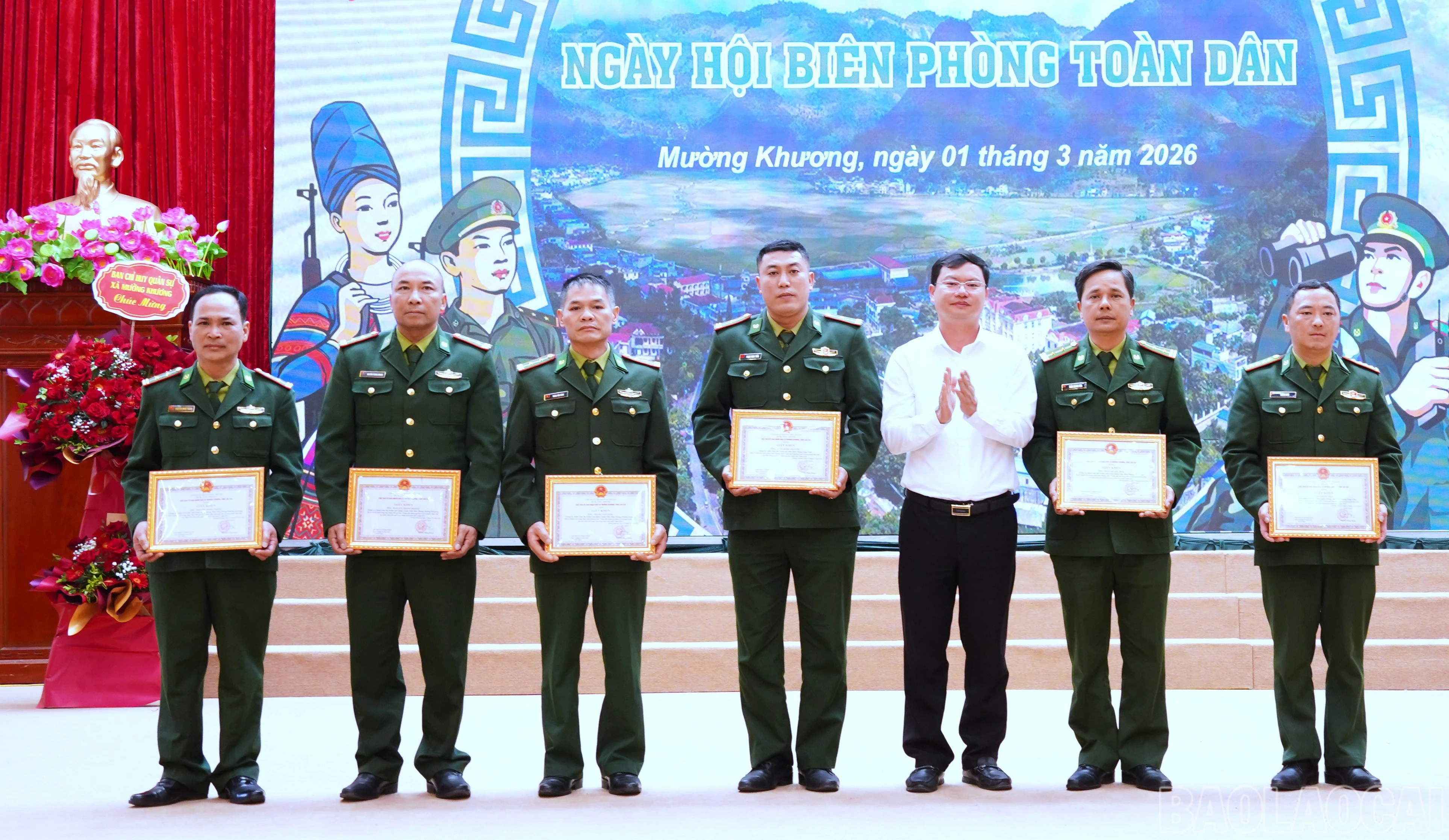 baolaocai-br_lanh-dao-xa-muong-khuong-trao-giay-khen-cho-cac-ca-nhan.jpg