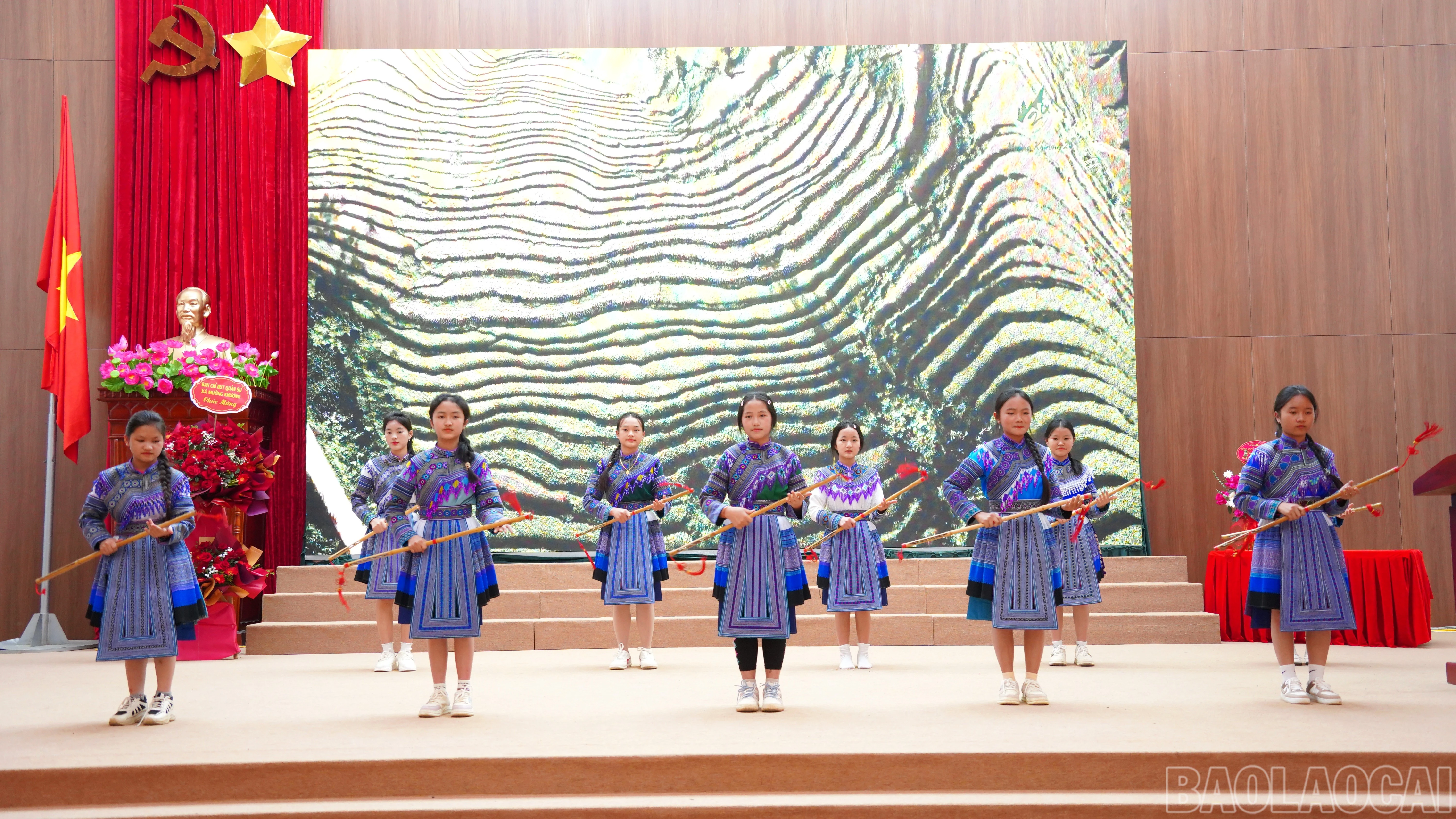 baolaocai-br_tiet-muc-mua-gay-sinh-tien-do-hoc-sinh-truong-pho-thong-dan-toc-noi-tru-trung-hoc-co-so-trung-hoc-pho-thong-muong-khuong-bieu-dien-tai-ngay-hoi-bien-phong-toan-dan.jpg