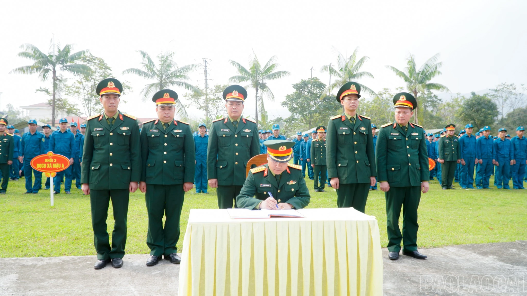baolaocai-br_dai-dien-cac-don-vi-ky-ket-giao-uoc-thi-dua.jpg