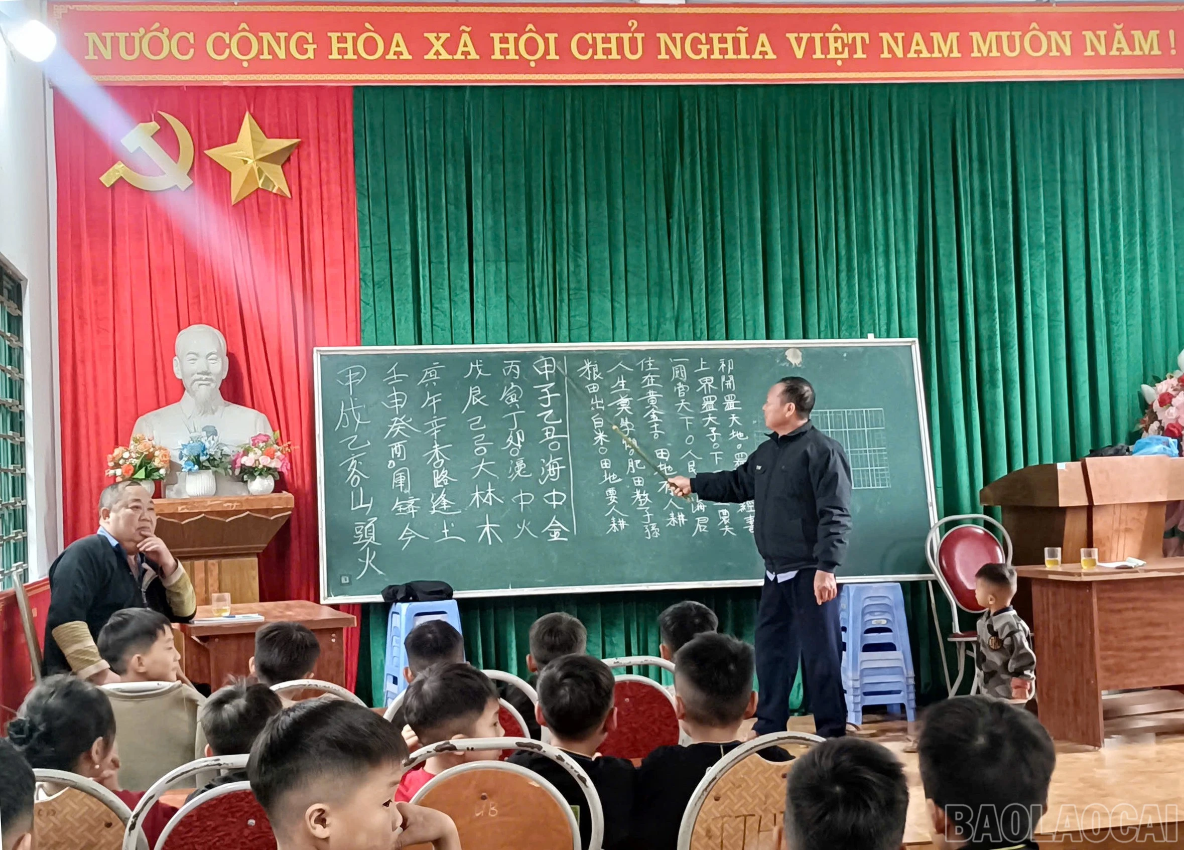 baolaocai-br_2-nghe-nhan-truyen-day-chu-nom-dao.jpg