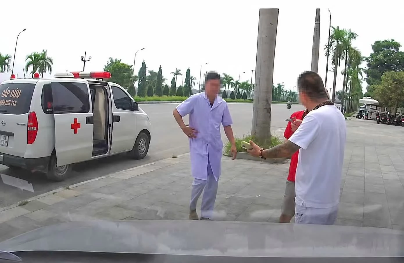 Hình ảnh nhóm đối tượng khi vận chuyển người nhà từ bệnh viện về nhà.