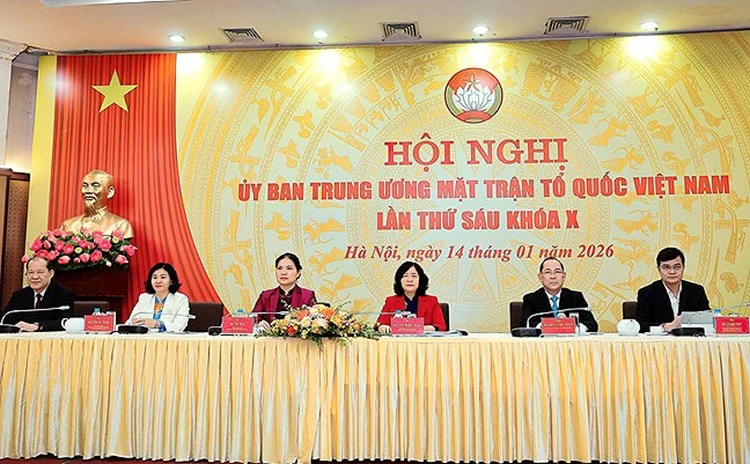 Bà Bùi Thị Minh Hoài, Chủ tịch Ủy ban Trung ương MTTQ Việt Nam cùng các đồng chí trong Ban Thường trực chủ trì Hội nghị Ủy ban Trung ương MTTQ Việt Nam lần thứ sáu khóa X.