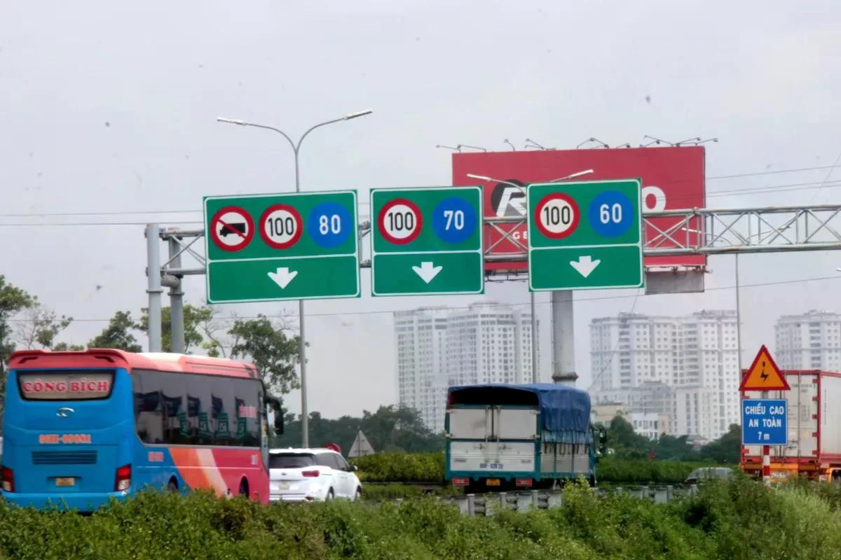 Hệ thống biển báo phân làn trên cao tốc Pháp Vân - Cao Bồ phân định rõ loại xe. Ảnh: Cục CSGT