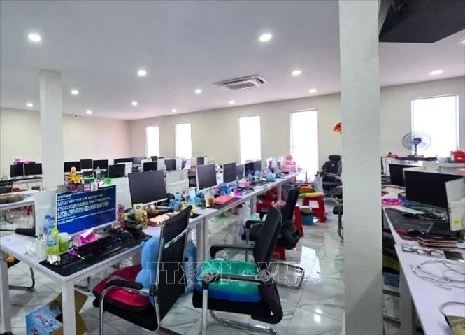 Lực lượng chức năng tỉnh Banteay Meanchey đột kích tòa nhà được dùng cho hoạt động lừa đảo trực tuyến tại thành phố Poipet.