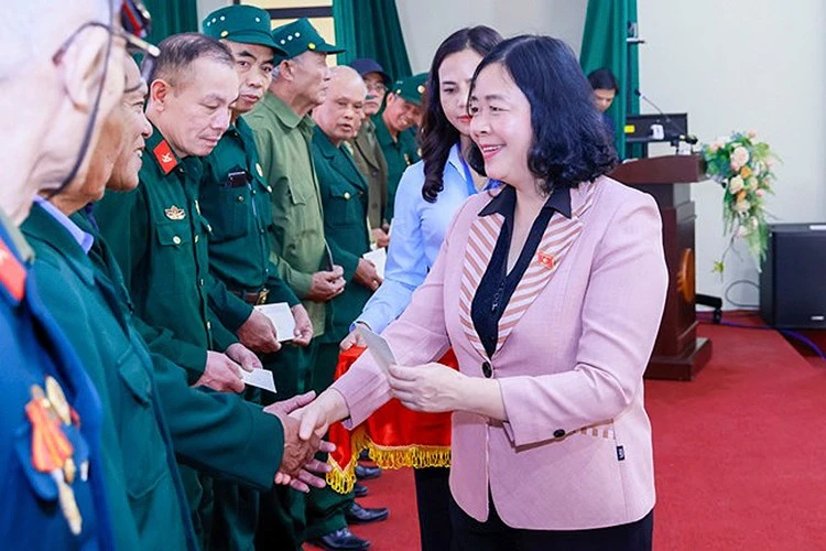 Bà Bùi Thị Minh Hoài, tặng quà cho các cựu chiến binh tại cuộc tiếp xúc cử tri ngày 19/12/2025.