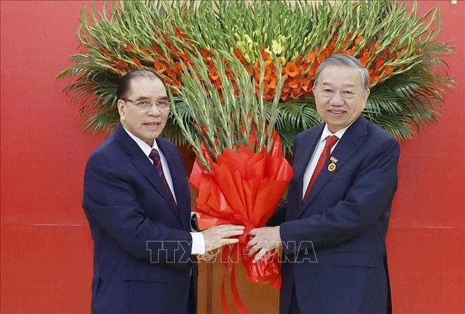 Nguyên Tổng Bí thư Nông Đức Mạnh tặng hoa chúc mừng Tổng Bí thư Tô Lâm.
