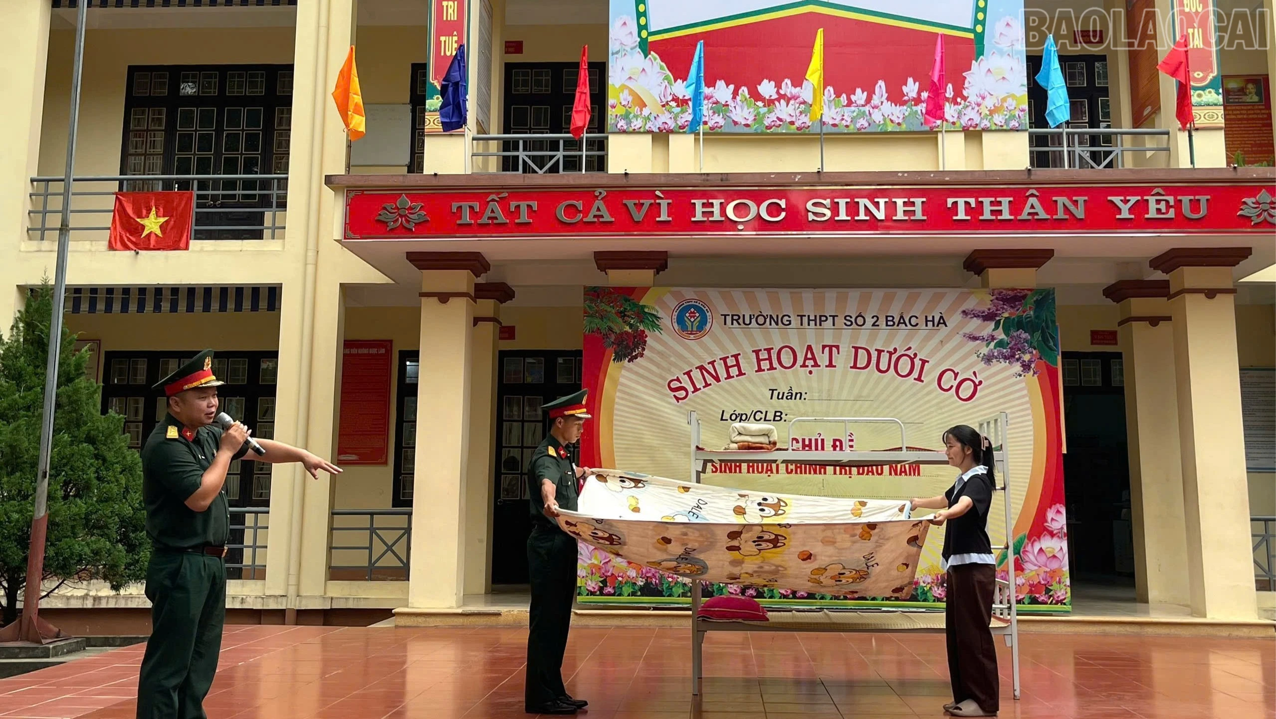 baolaocai-tr_2-can-bo-trung-doan-254-huong-dan-cac-em-hoc-sinh-ky-thuat-gap-chan-man-6075.jpg