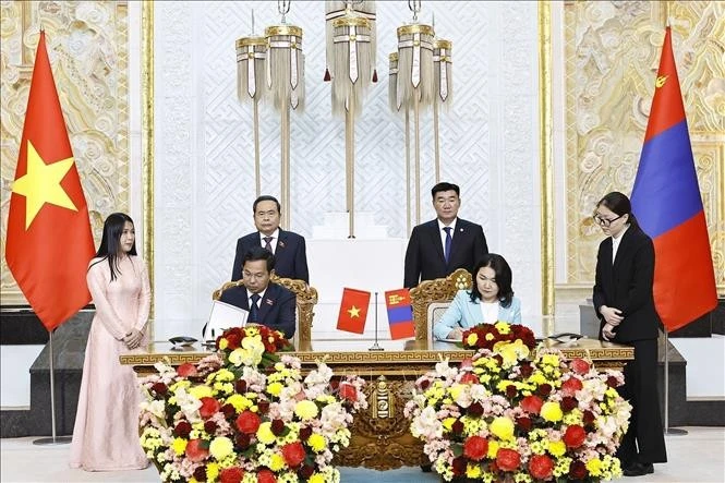 Chủ tịch Quốc hội Trần Thanh Mẫn và Chủ tịch Quốc hội Mông Cổ Sandag Byambatsogt chứng kiến hai Tổng Thư ký Quốc hội ký “Bản ghi nhớ hợp tác giữa Văn phòng Quốc hội Việt Nam và Văn phòng Quốc hội Mông Cổ”. Ảnh: Doãn Tấn/TTXVN
