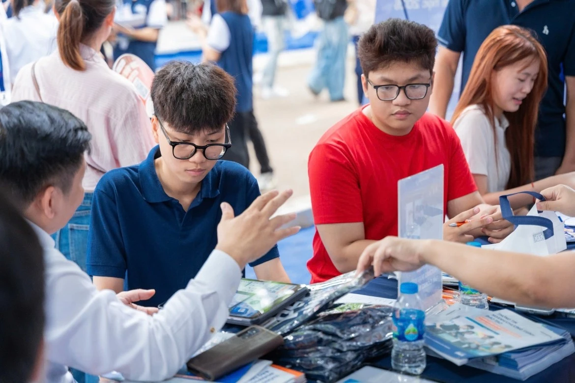 Thí sinh được giới thiệu cặn kẽ về ngành học, điểm chuẩn các năm trước.