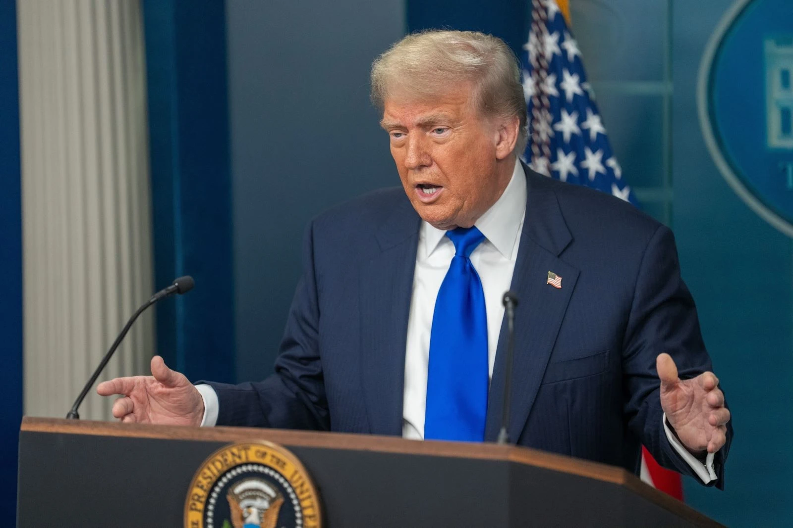 Tổng thống Mỹ Donald Trump phát biểu tại cuộc họp báo ở Nhà Trắng, Washington, D.C.