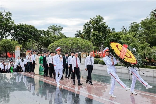 Đoàn đại biểu Hội Nông dân Việt Nam do Chủ tịch Ban Chấp hành Trung ương Hội Nông dân Việt Nam Lương Quốc Đoàn dẫn đầu đặt vòng hoa, dâng hương tại Đài tưởng niệm các Anh hùng liệt sĩ trên đường Bắc Sơn, Hà Nội. Ảnh: Lê Đông/TTXVN