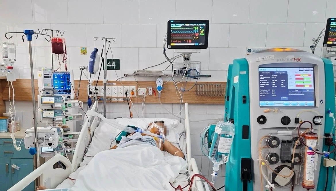 Người bệnh phải thở máy, lọc máu với tình trạng tan máu cấp. (Ảnh: BVCC)