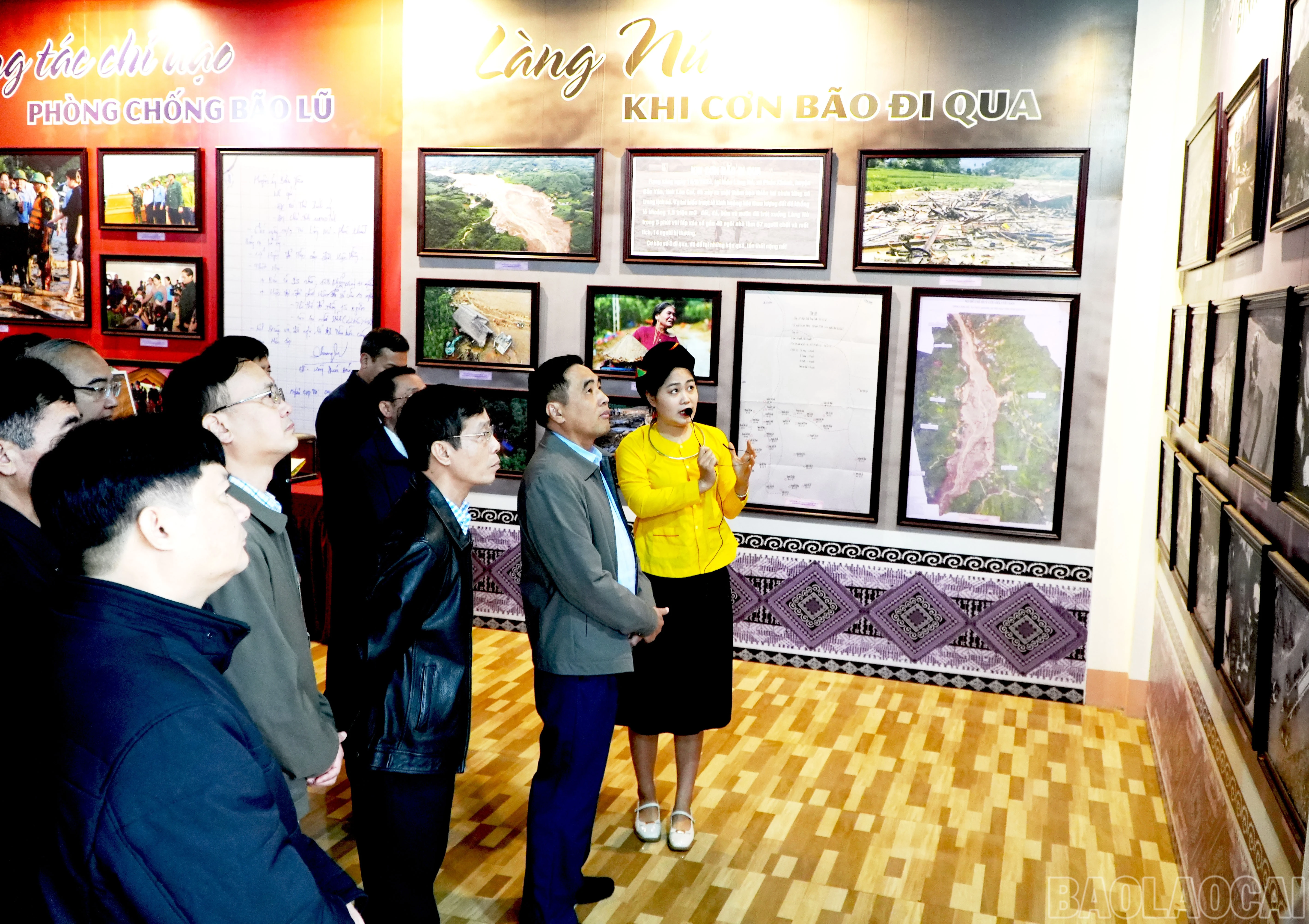 baolaocai-br_thu-truong-bo-nong-nghiep-va-moi-truong-nguyen-quoc-tri-va-doan-cong-tac-tham-quan-tai-nha-luu-niem-nha-van-hoa-cu-thon-lang-nu-8813.jpg