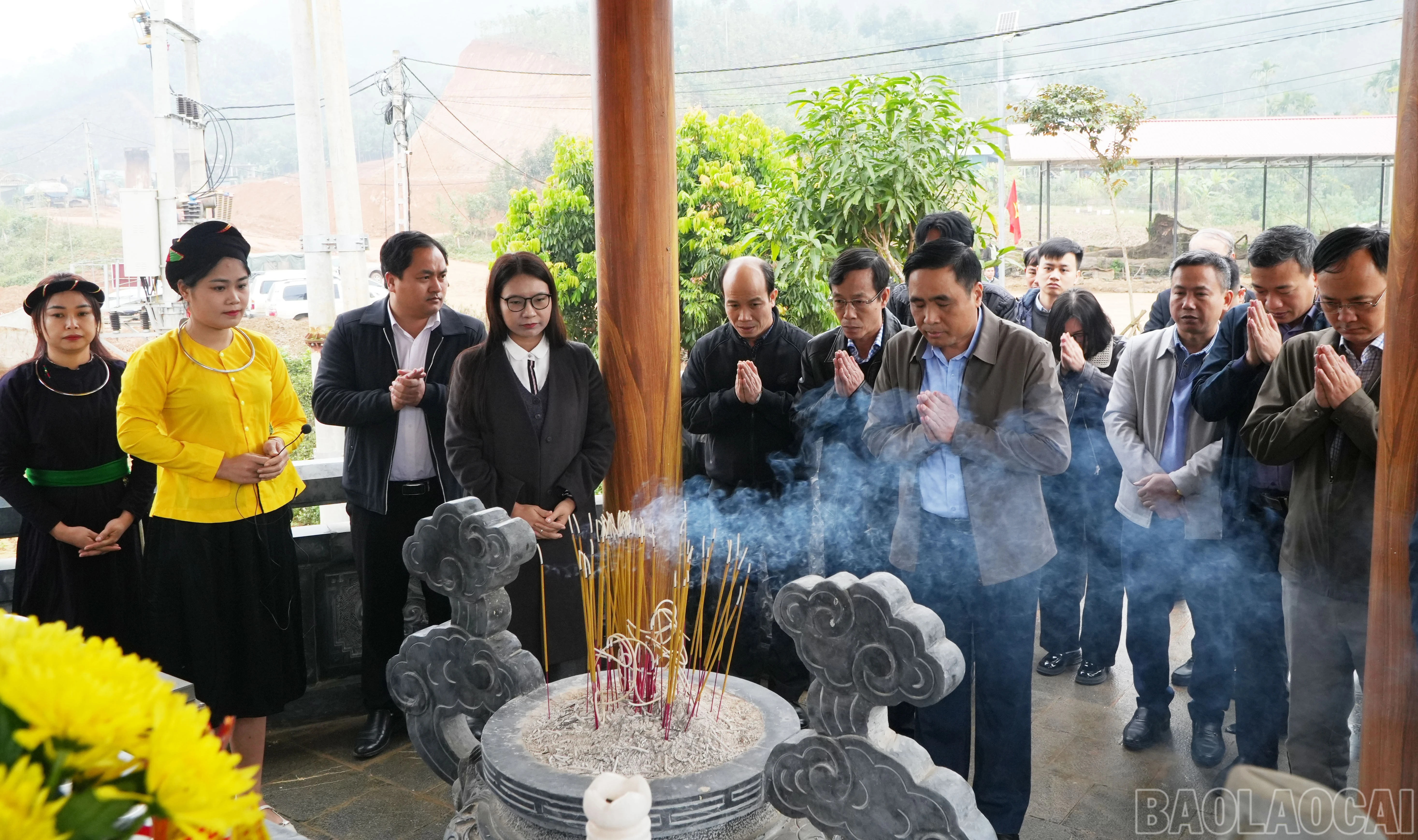baolaocai-br_thu-truong-bo-nong-nghiep-va-moi-truong-nguyen-quoc-tri-va-doan-cong-tac-dang-huong-tai-nha-bia-tuong-niem-cac-nan-nhan-trong-tran-lu-quet-tai-thon-lang-nu.jpg
