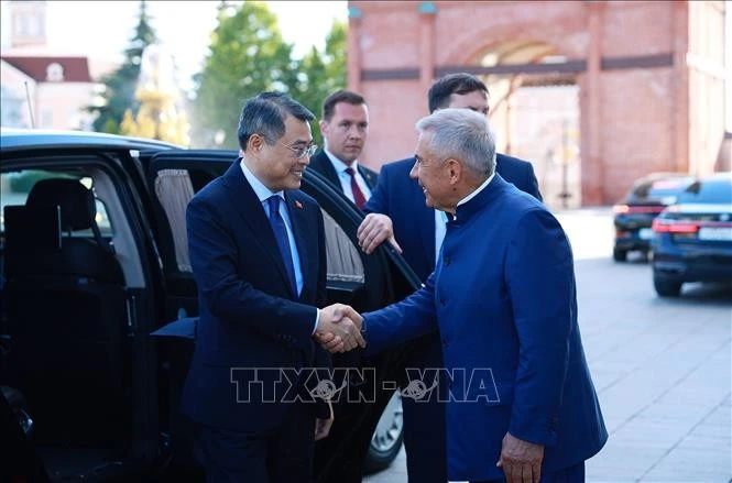 Thủ tướng Lê Minh Hưng gặp Người đứng đầu Cộng hòa Tatarstan Rustam Minnikhanov.