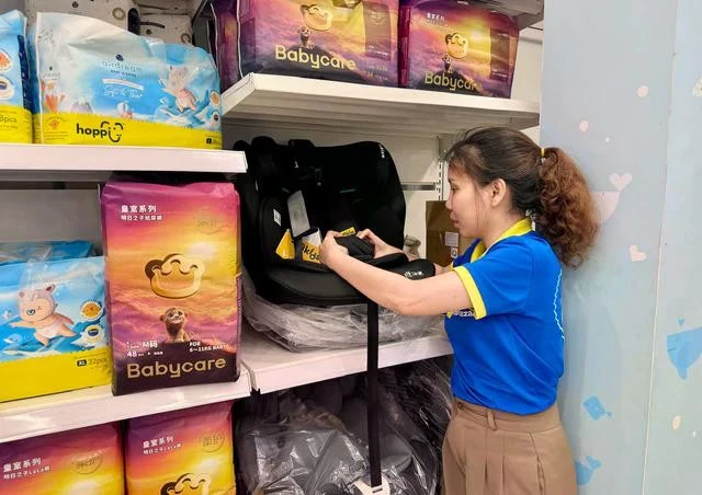 Khi mua ghế an toàn cho trẻ, người tiêu dùng nên kiểm tra và ưu tiên các sản phẩm đạt một trong những tiêu chuẩn khắt khe như: Tiêu chuẩn châu Âu ECE R44/04 (phân loại ghế theo mức cân nặng); ECE R129 hay còn gọi là i-Size (tiêu chuẩn mới nhất phân loại theo chiều cao, đặc biệt tăng cường khả năng bảo vệ vùng đầu và cổ); hoặc tiêu chuẩn FMVSS 213 áp dụng cho ghế trẻ em tại thị trường Mỹ.