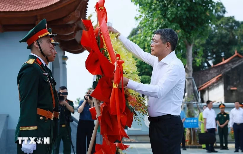 ttxvn-thu-tuong-dang-huong-tuong-niem-cac-anh-hung-liet-sy-tinh-lang-son-2jpg.png