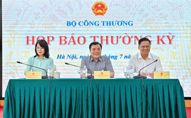 Lãnh đạo Bộ Công Thương chủ trì họp báo - Ảnh: VGP/Vũ Phong