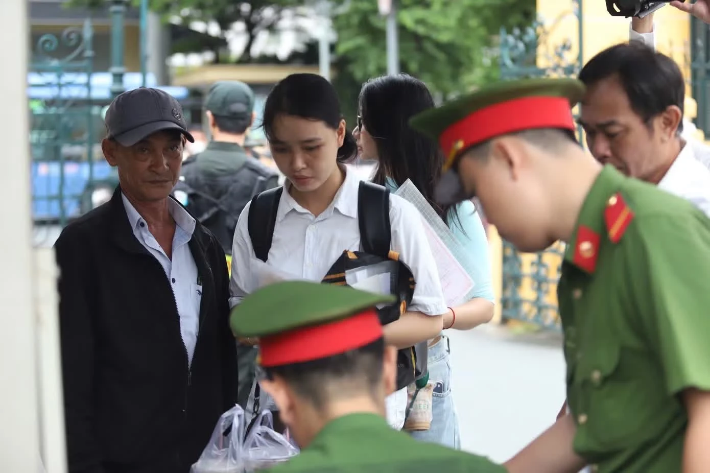 Làm thủ tục vào phòng xử án.